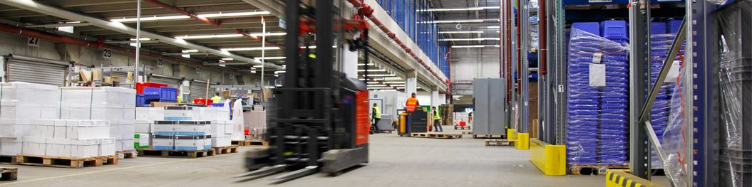 Arbeit in einer Lagerhalle