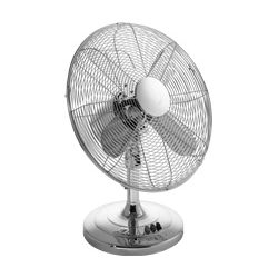 Tischventilator in silbernem Design.