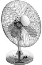 Tischventilator in silbernem Design.