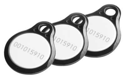Drei RFID-Chips in Form von Schlüsselanhängern für die Arbeitszeiterfassung