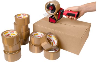 Verschließen eines Kartons mit Paketband