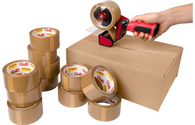 Verschließen eines Kartons mit Paketband