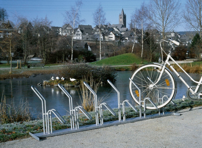 Fahrradständer am See im Stadtpark