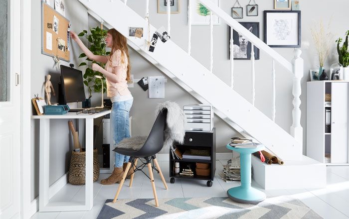Kleine kamer in het thuiskantoor ingericht met schuifdeurkast en prikbord