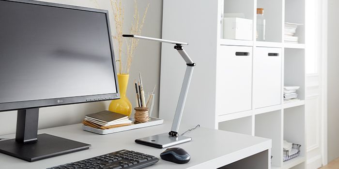 Bureautafel met uitrusting voor de werkplek thuis