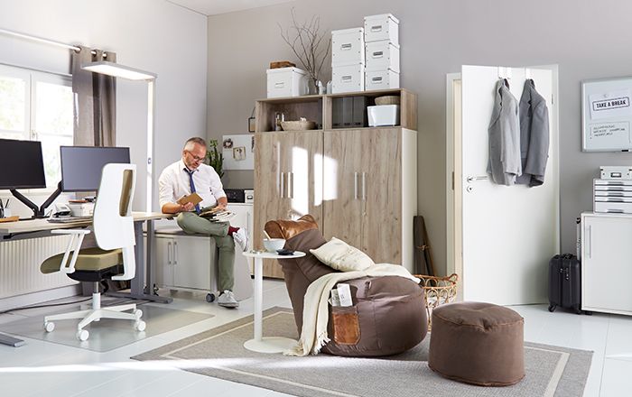  L’homme travaille à domicile dans un bureau moderne et entièrement équipé