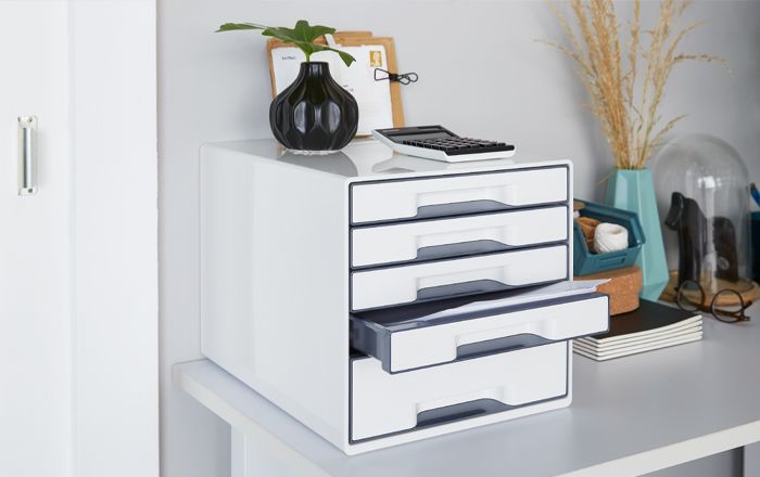 Petite pièce du Homeoffice meublée d’une armoire à portes coulissantes et d’un tableau d’affichage