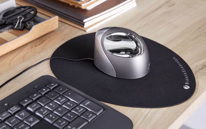  Souris d’ordinateur argentée sur le bureau