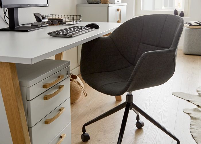 Bureau met apparatuur voor de werkplek thuis