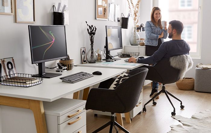 Schreibtisch, Rollcontainer und Bürostuhl