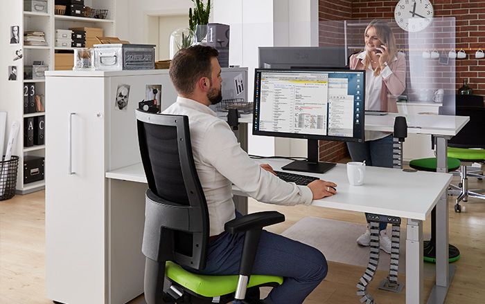 Deux personnes travaillant ensemble au bureau