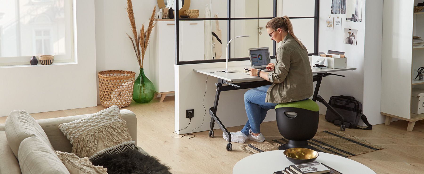 Vrouw werkt aan een inklapbare bureautafel in de woonkamer