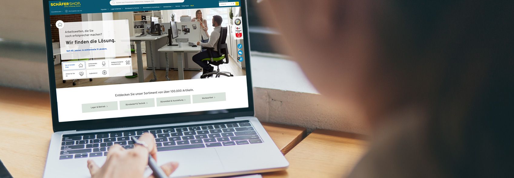 Eine Person sitzt am Laptop und schaut sich die Schäfer Shop Webseite an
