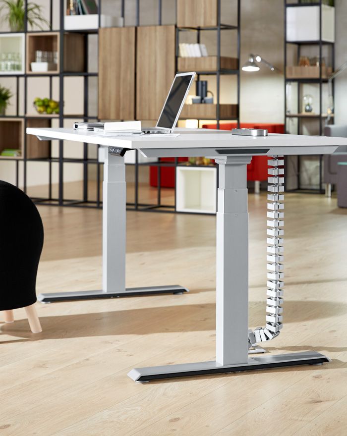 Höhenverstellbarer Schreibtisch im Büro