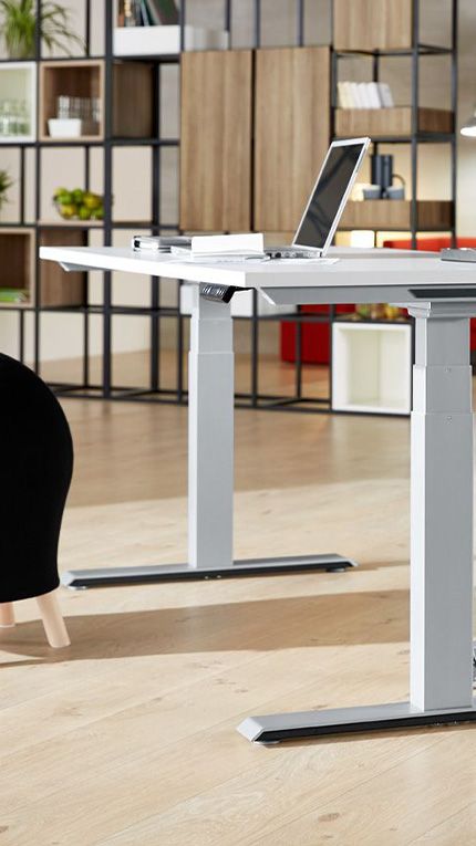 Höhenverstellbarer Schreibtisch im Büro