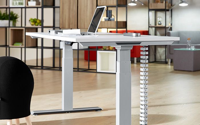 Höhenverstellbarer Schreibtisch im Büro