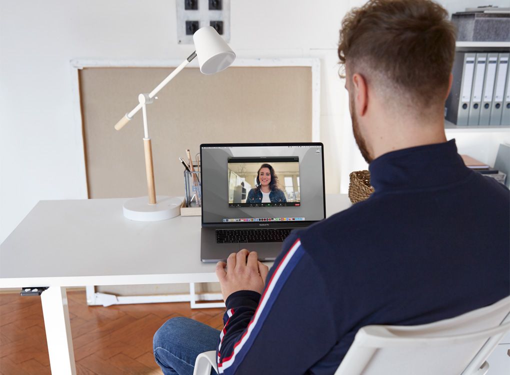 Échange virtuel dans le bureau à domicile, via l'écran avec la collègue.