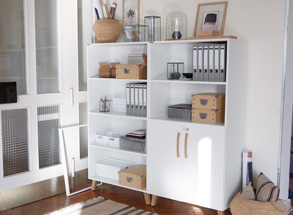 Homeoffice mit modernem Büroregal mit viel Stauraum für Aktenordner, Boxen, Schreibmaterial und Dekoration.
