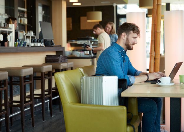 Mobiel werken in een café bij een kop koffie.