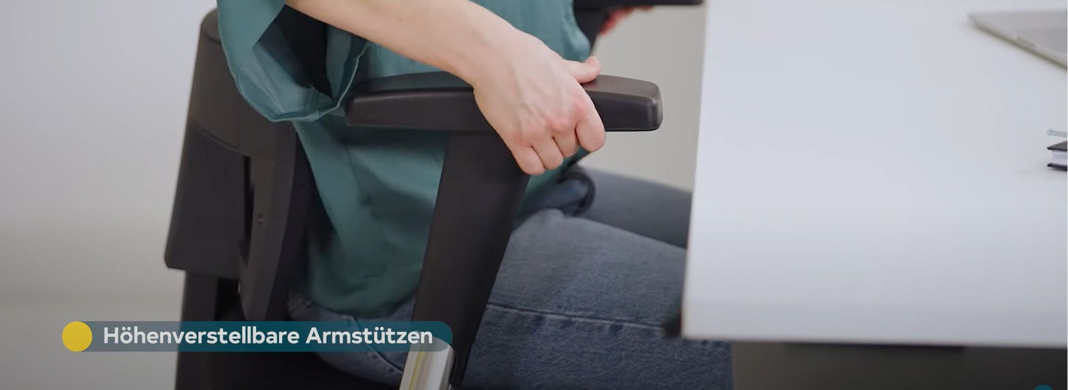 Bürostuhl mit höhenverstellbaren Armlehnen