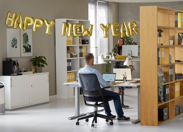 Büro mit Silvester-Dekoration