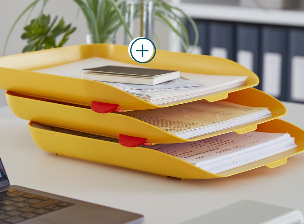 Gelbes Ablagesystem mit verschiedenen Dokumenten auf einem Schreibtisch
