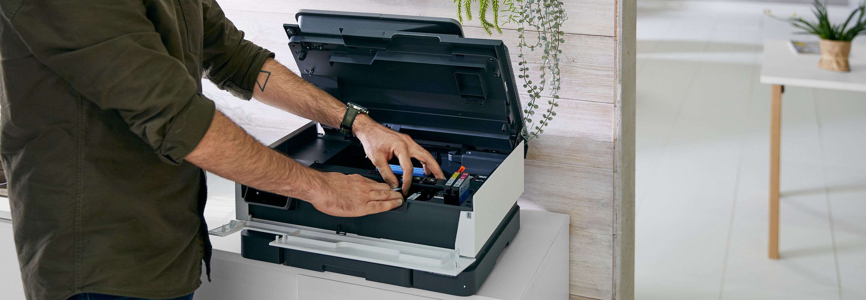 Ein Mann arbeitet an einem Drucker.