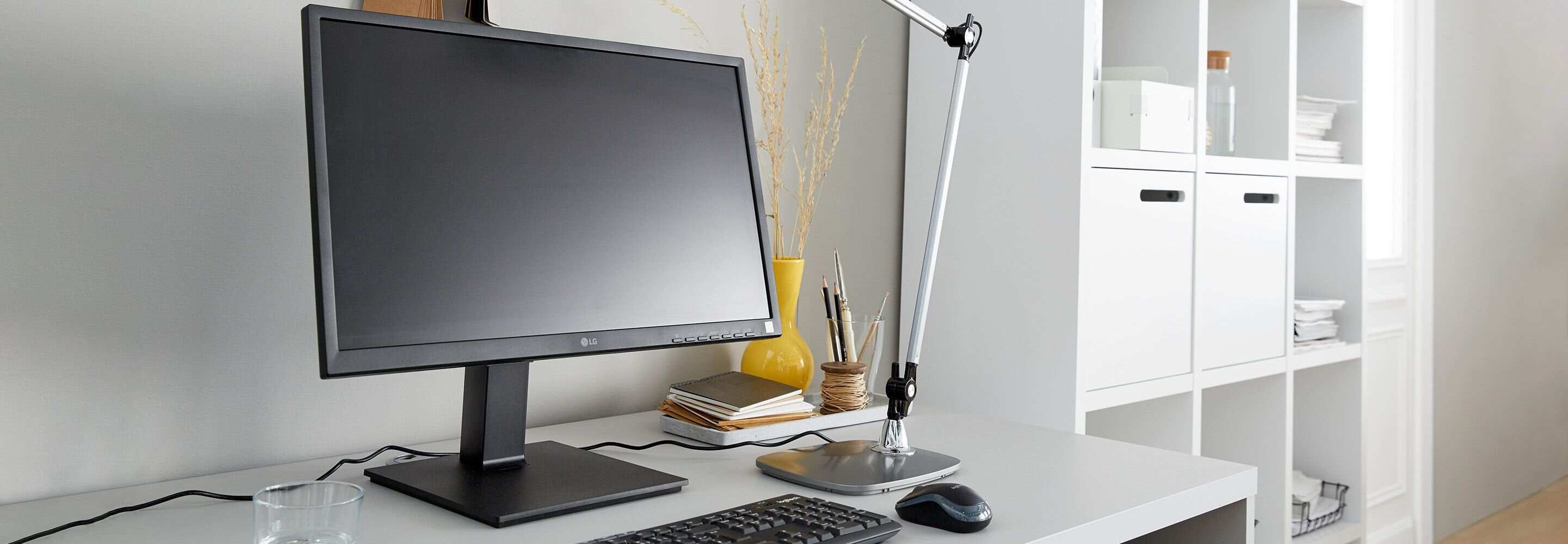 Computerscherm en opstelling op een bureau 