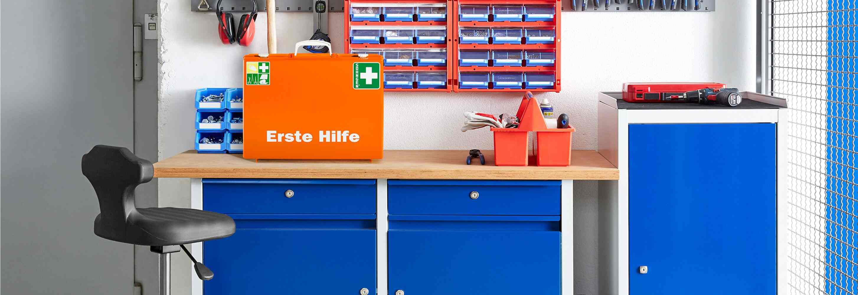 Ein Erste-Hilfe-Koffer auf einer Werkbank im Betrieb