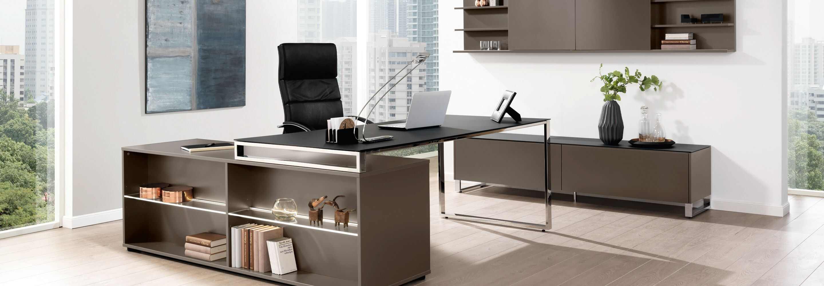 Arbeitsplatz mit dunklen Büromöbeln 