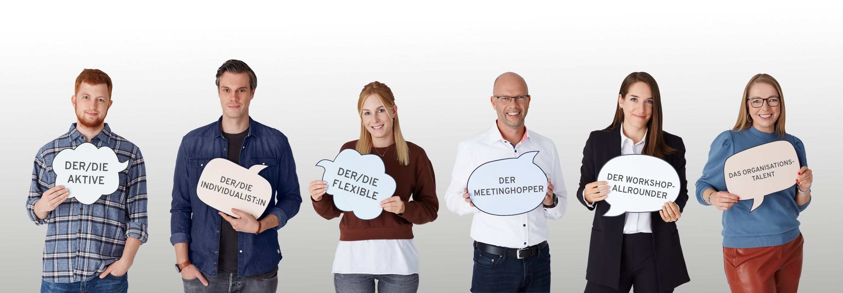 Sechs Personen, die jeweils ein Schild in der Hand halten, auf dem steht, welcher Bürotyp sie sind