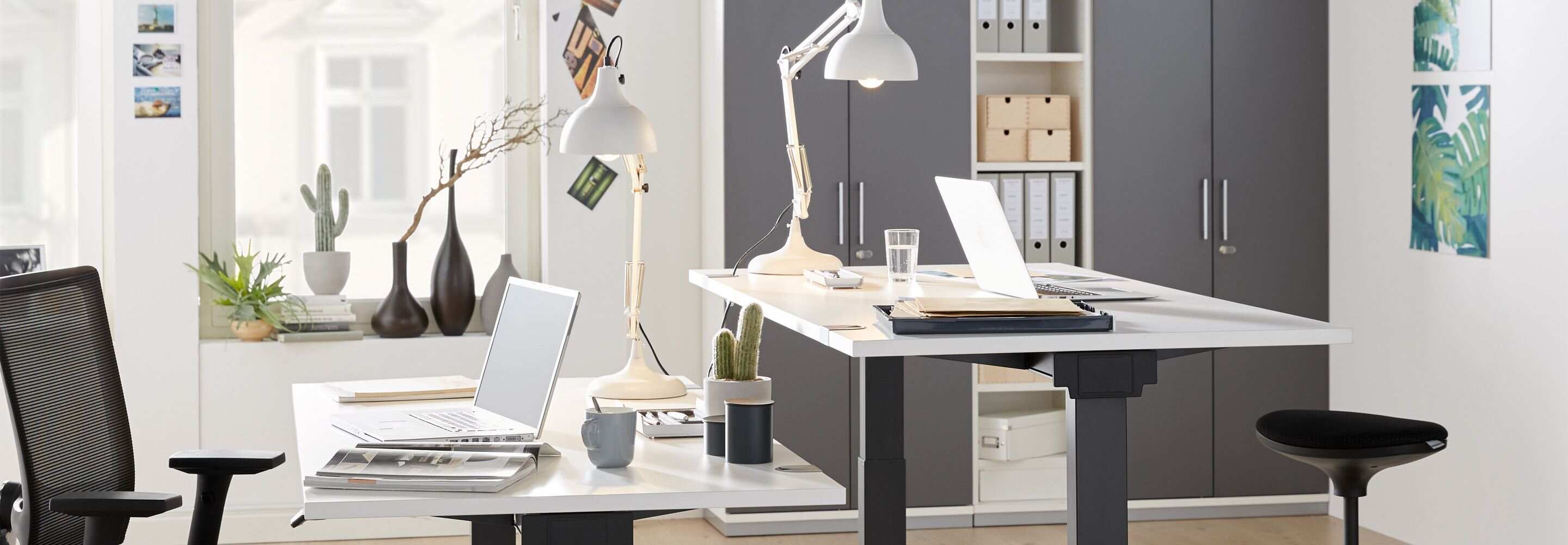 Deux bureaux sont équipés de lampes de bureau.