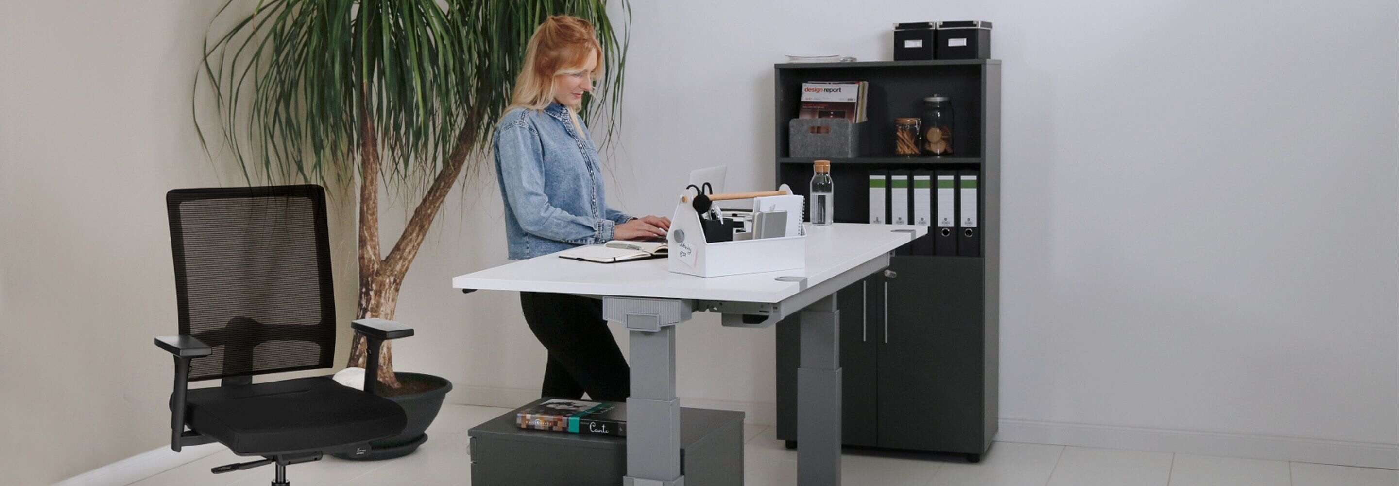 Chaise De Bureau Avec Filet Pour Le Soutien Du Dos Et Ordinateur Portable  Sur Table