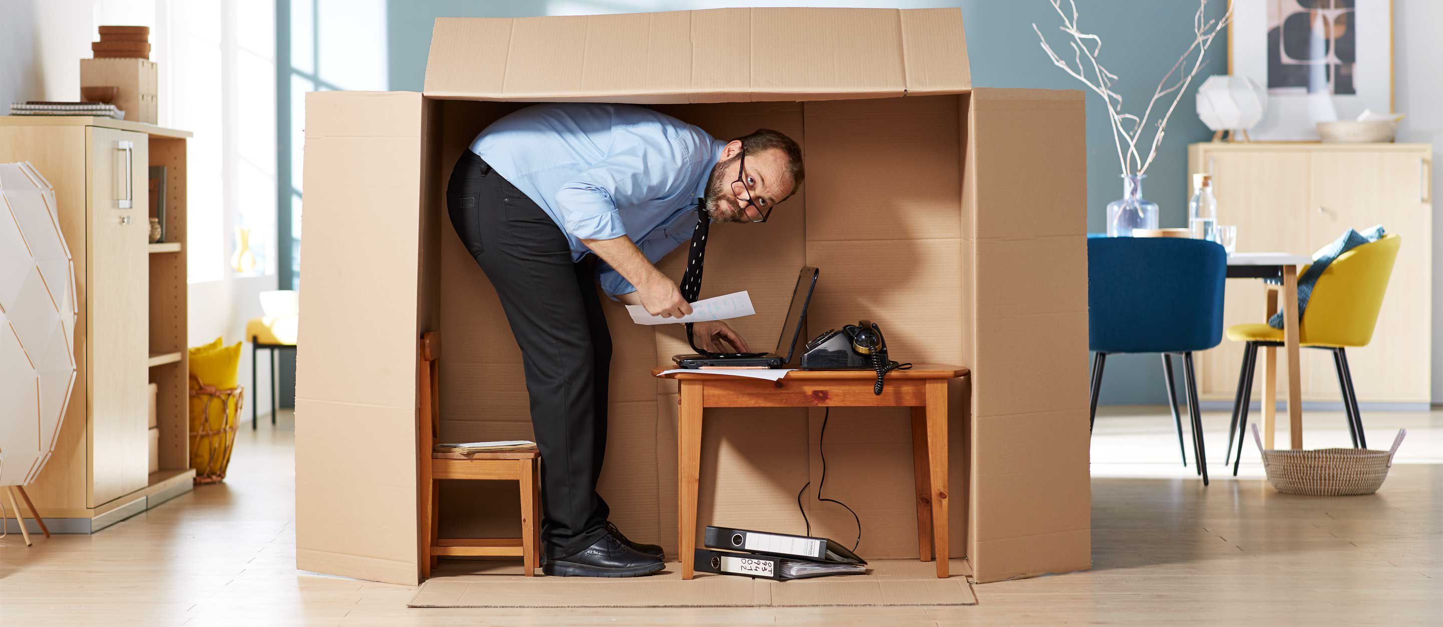 Représentation amusante d'un ancien bureau dans un environnement de travail moderne