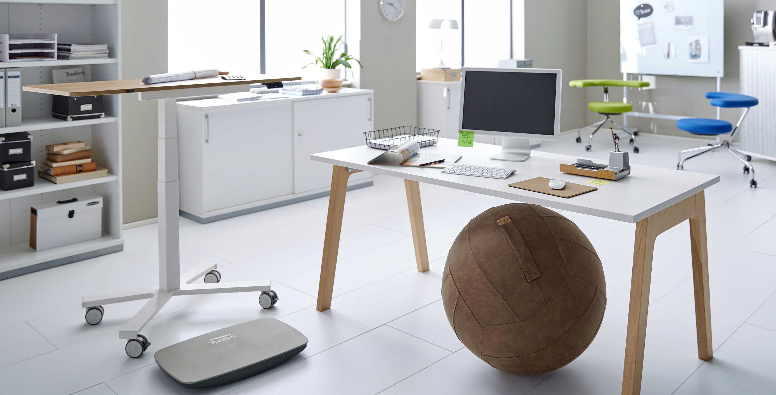 Höhenverstellbarer Schreibtisch mit Sitzball und Balanceboard
