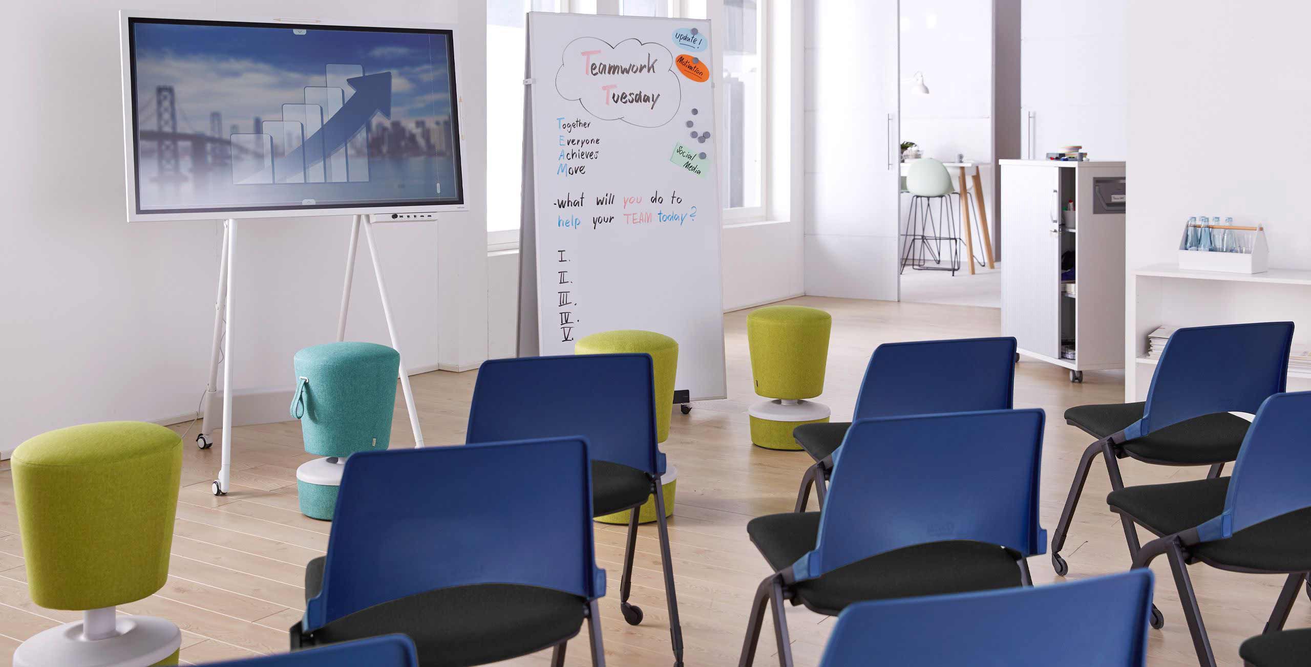 Optimale Workshop-Bedingungen mit digitalem Flipchart und Sitzgelegenheiten