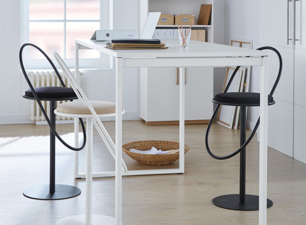 Moderne Lounge-Möbel und Stehtisch für lockeren Austausch