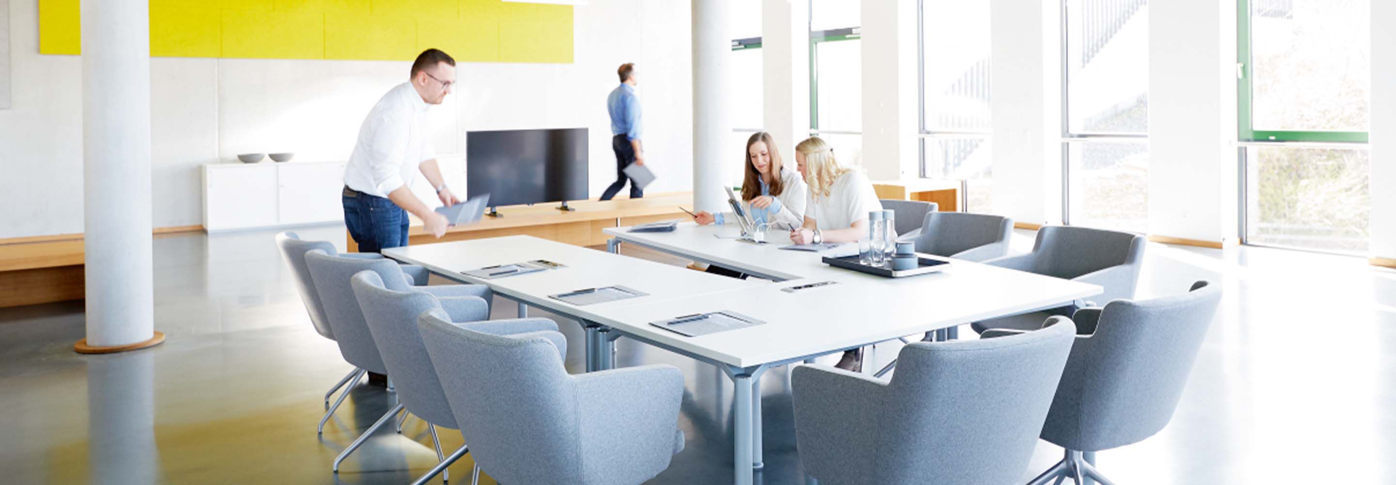 Drei Personen befinden sich in einem Workshop, versuchen Themen zu finden und Ziele zu formulieren.