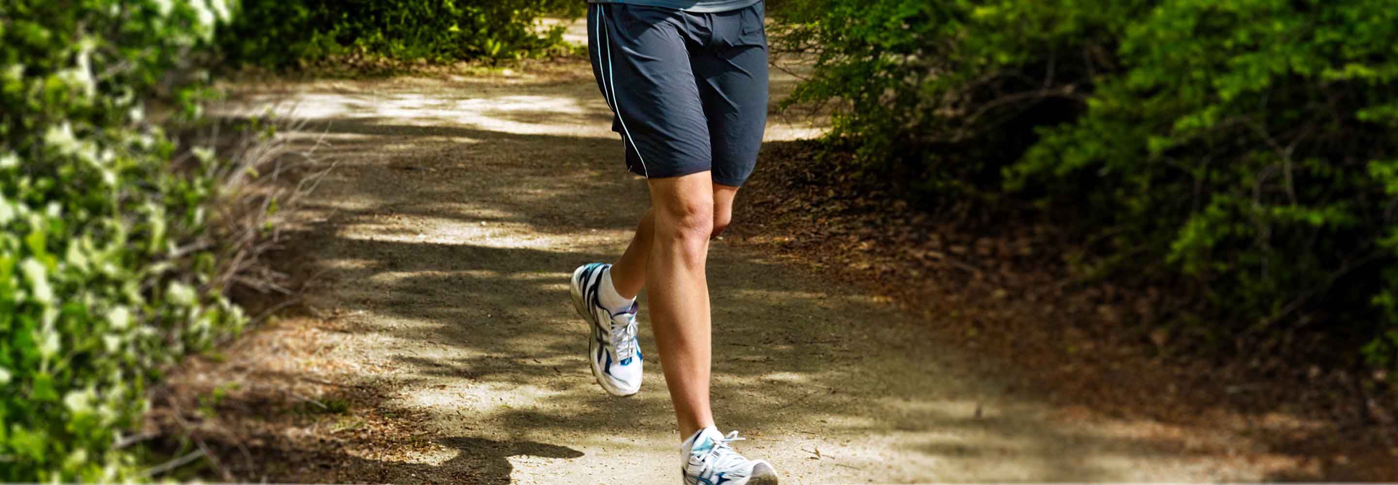 Eine Person, die auf dem Waldweg joggen geht