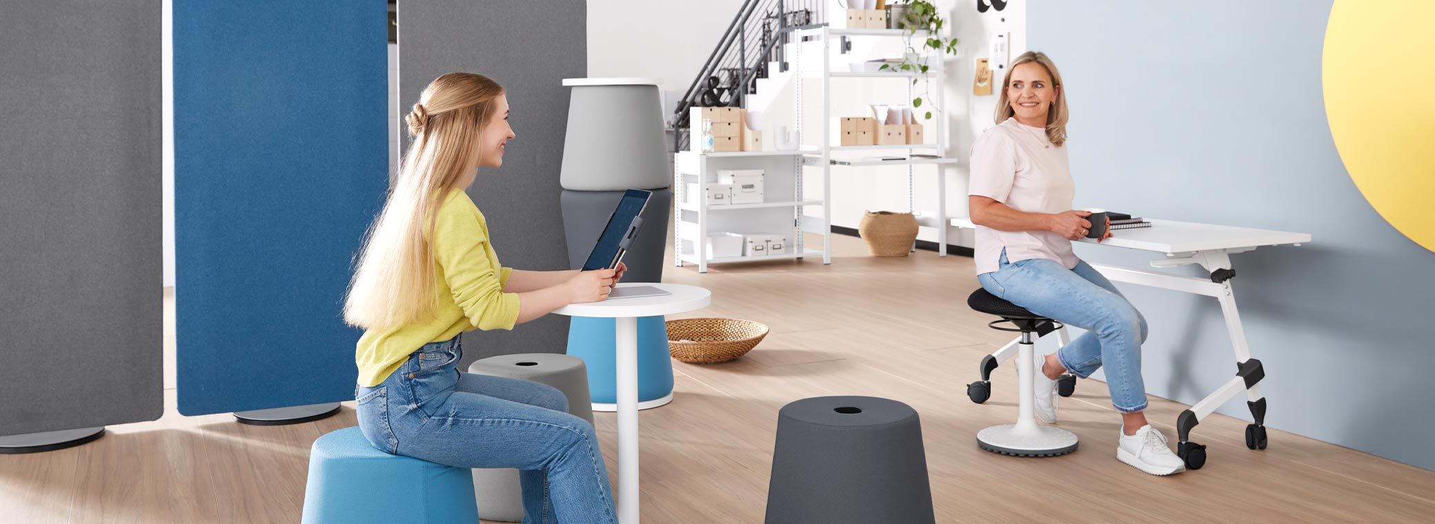 Zwei Personen arbeiten in einem flexibel gestalteten Buero mit modularen und mobilen
Moebeln