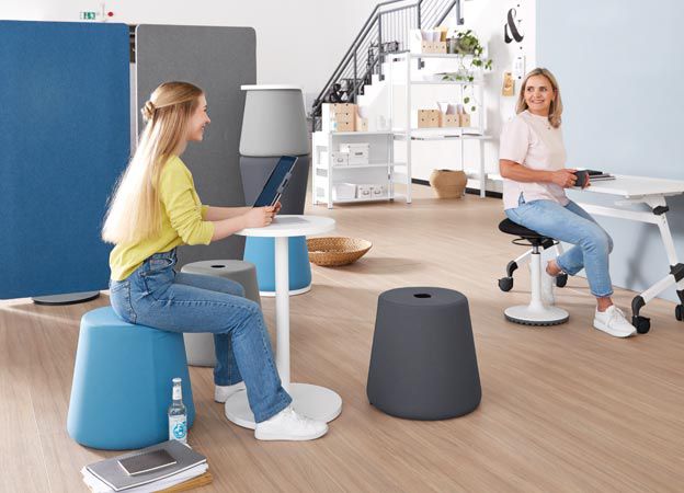 Zwei weibliche Personen in einem Buero mit mobiler und modularer Einrichtung