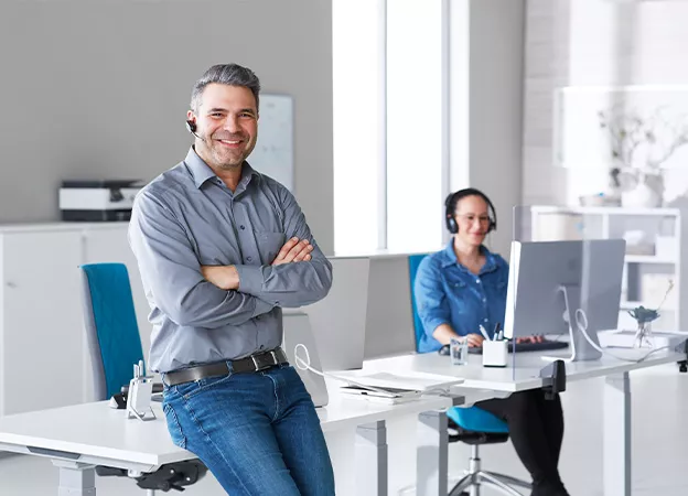 Zwei Personen mit Headset im Büro