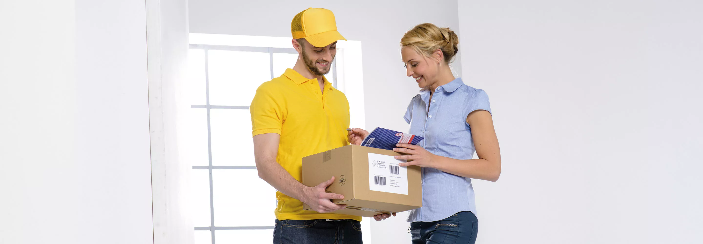 Ein Postbote übergibt ein Paket für eine erfolgreiche Zustellung