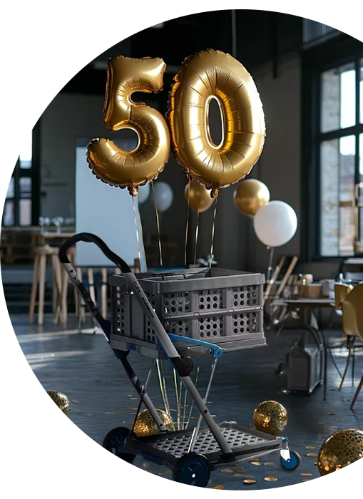 Transportwagen mit Klappboxen und goldenen 50-Jahre-Ballon auf Jubiläumsfeier