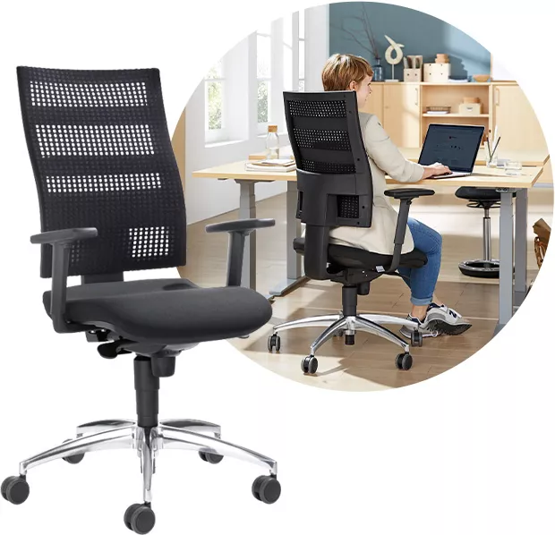 Ergonomischer Bürostuhl vor Bubble mit Frau am Schreibtisch und Regalen