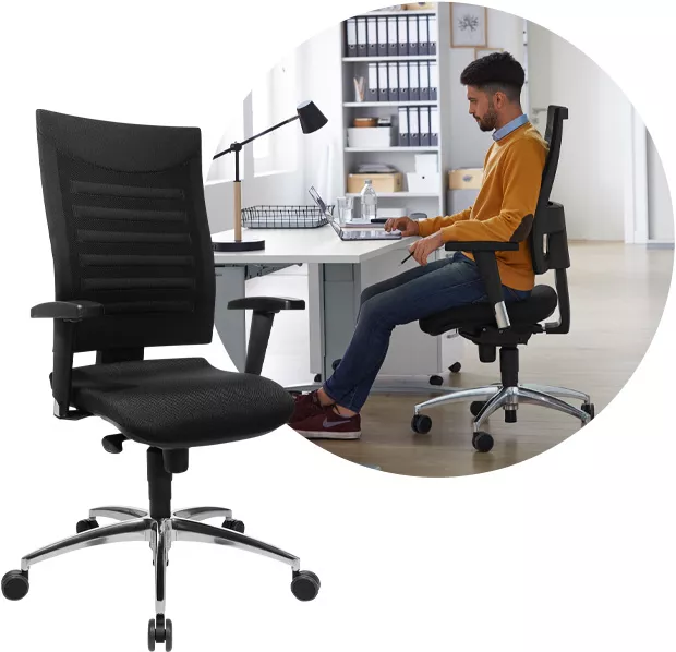 Ergonomischer Bürostuhl vor Bubble mit jungem Mann am Schreibtisch mit Monitor und Regal