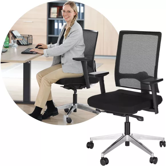 Bürostuhl vor Bubble mit älterer Frau am PC-Arbeitsplatz im modernen Büro