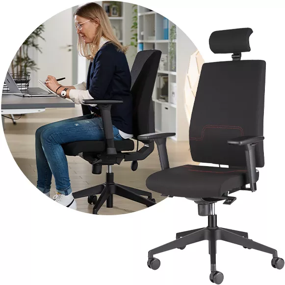 Ergonomischer Bürostuhl vor Bubble mit Frau am Schreibtisch mit Lampe und Laptop