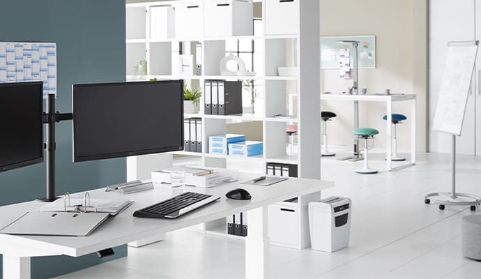 Offenes Bürokonzept flexiblen Arbeitsplätzen und Regalsystem als Raumtrenner
