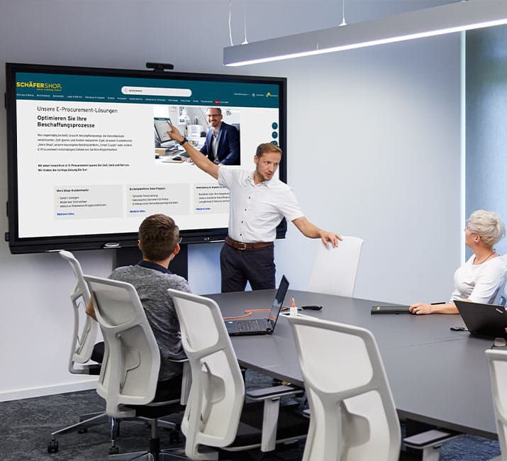Team stellt E Procurement Lösung auf interaktivem Touchscreen im Konferenzraum vor